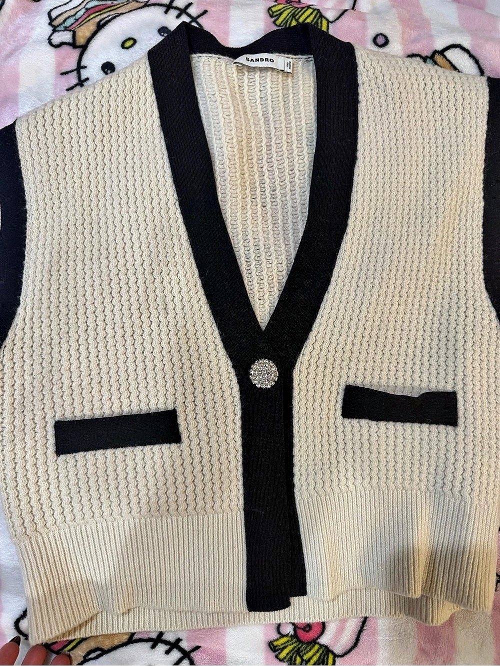 Sandro Cardigan en maille sans manches à bandes et poches contrastées